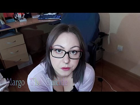❤️ Σέξι κορίτσι με γυαλιά πιπιλίζει Dildo βαθιά στην κάμερα ❤️❌ Πορνό βίντεο