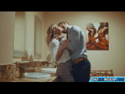 ❤️ Όταν μια πλούσια ξανθιά σε αποπλανεί σε μια δημόσια τουαλέτα ❤️❌ Πορνό βίντεο